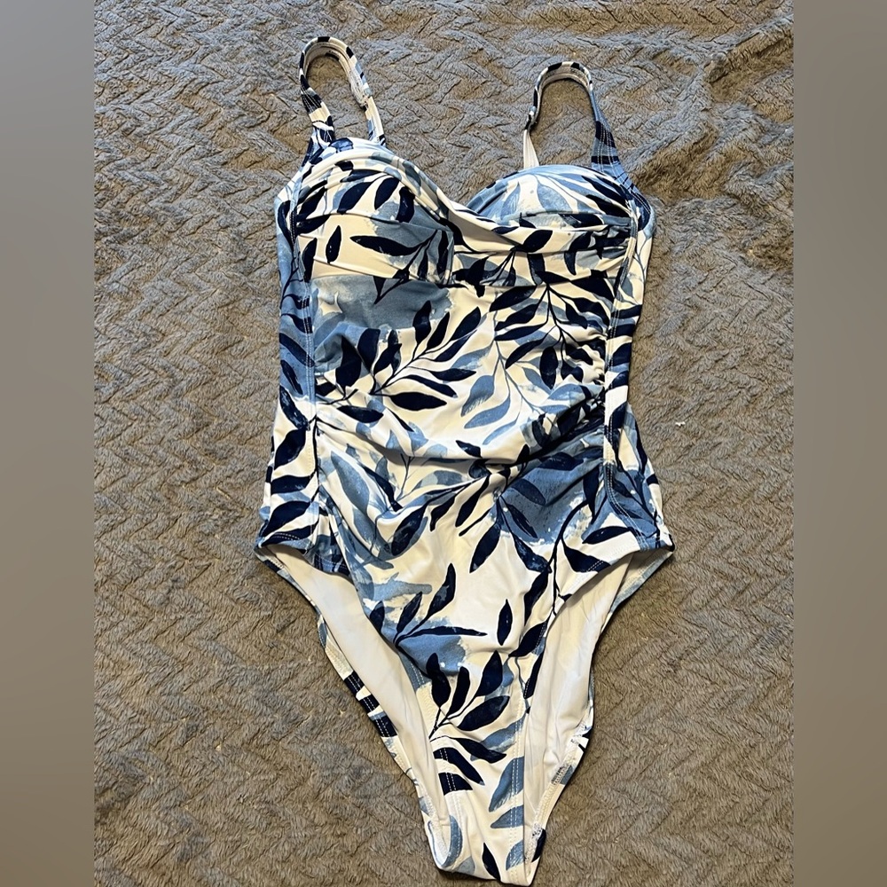 NipTuck slimming Blue and White floral one piece swim suit size 6